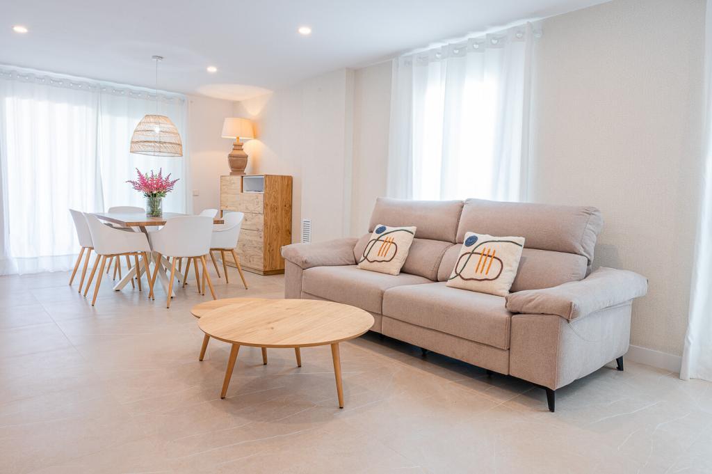 Detalle de sofa y mesita