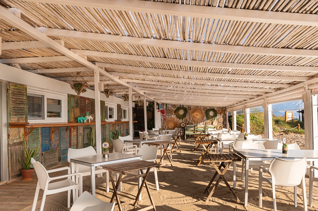 Decoracion para restauracion ponderosa beach Virginia perez interiorista mallorca 8