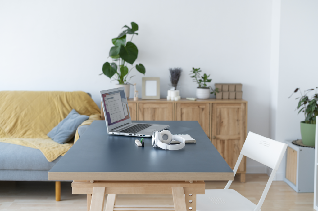 Ejemplo perfecto de despacho minimalista integrado en el salón de una casa.