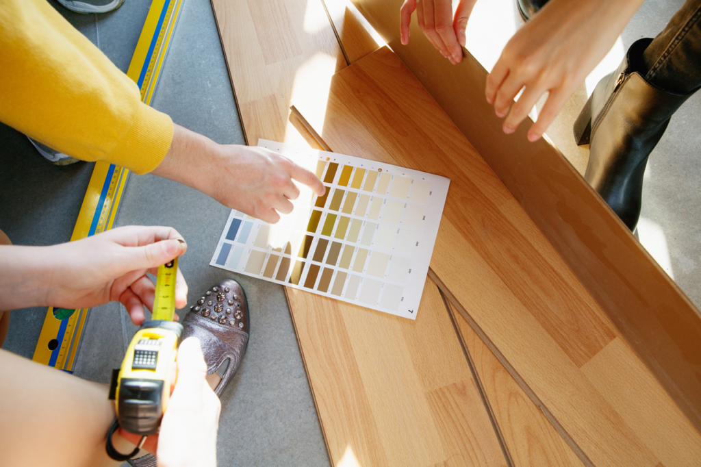 Grupo de personas trabajando en muebles de diseño.