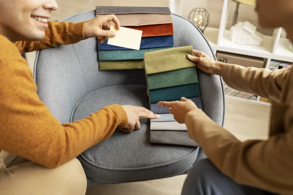 Clientes seleccionando telas y materiales de decoración para un proyecto de interiorismo.