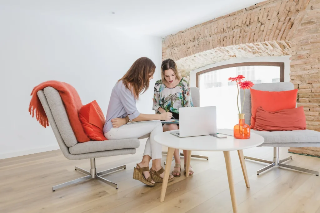 Reunión interiorista con su clienta, para diseño de interiores