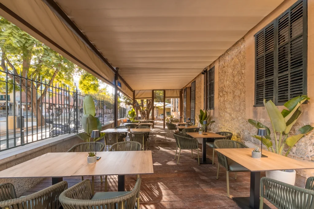 Guía de una interiorista para decorar un porche con estilo 2 Referencia de otra galería de un restaurante diseñada por Virgina Pérez, que refleja a la perfección el concepto del uso del porsche como ambiente exterior.