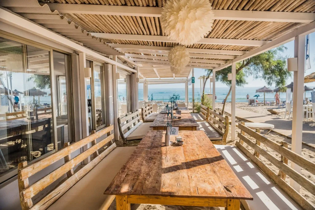 Guía de una interiorista para decorar un porche con estilo 1 Galería de un restaurante diseñada por Virginia Pérez, ambiente que puede servir de inspiración para la reforma de un porsche.