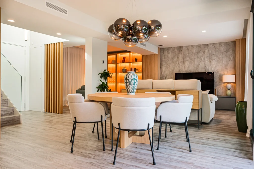 Dividir espacios con muebles sin perder luz, amplitud ni estilo 1 Imagen de un ambiente diseñado por Virginia Perez en la que se ve un sillón separando el salón del comedor.